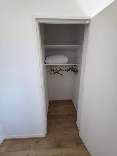a small closet with white walls and wooden floors at Apt spacieux 3ch proches campus in Saint-Martin-dʼHères