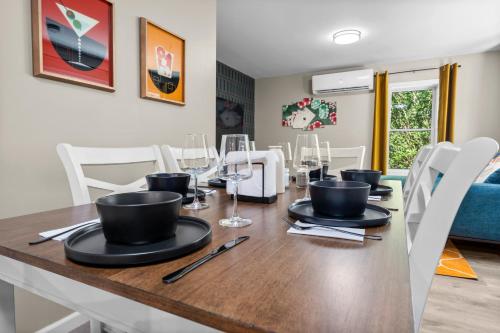 Ruang duduk di Stylish, 5 Queen Beds, 21mi To Mohegan