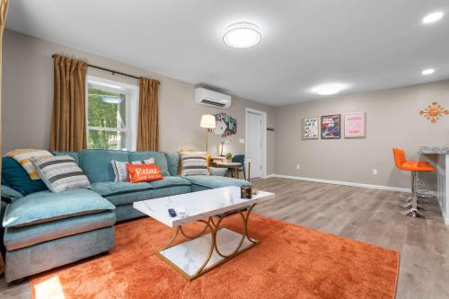 Ruang duduk di Stylish, 5 Queen Beds, 21mi To Mohegan