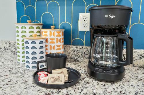 Kemudahan buat kopi dan teh di Stylish, 5 Queen Beds, 21mi To Mohegan