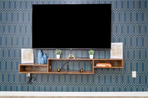 Televisyen dan/atau pusat hiburan di Stylish, 5 Queen Beds, 21mi To Mohegan