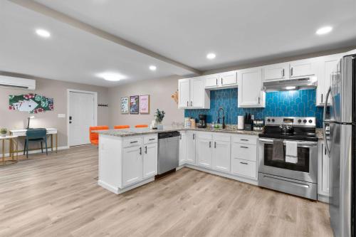 Dapur atau dapur kecil di Stylish, 5 Queen Beds, 21mi To Mohegan