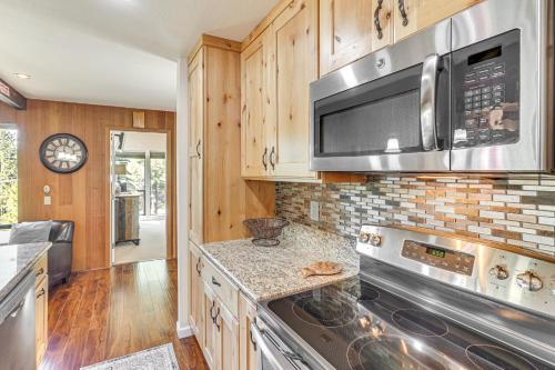 Η κουζίνα ή μικρή κουζίνα στο 2 Mi to Kings Beach Family Lake Tahoe Condo