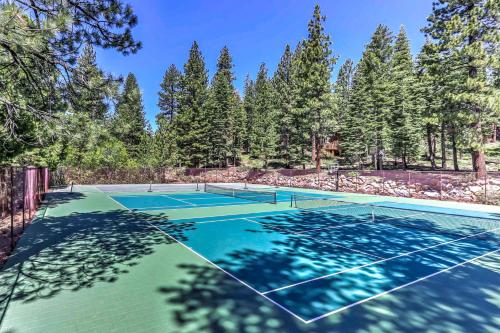 Πισίνα στο ή κοντά στο 2 Mi to Kings Beach Family Lake Tahoe Condo