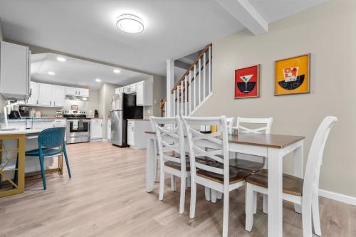 Dapur atau dapur kecil di Stylish, 5 Queen Beds, 21mi To Mohegan