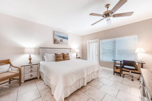 ein Schlafzimmer mit einem Bett und einem Deckenventilator in der Unterkunft Wonderful Home Close to Beach w/Shared Pool, Free WiFi, Central AC, W/D in Fernandina Beach