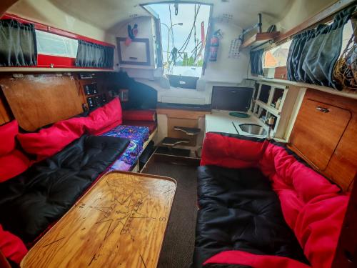 una sala de estar con sofás y una mesa en una cabaña en Marjonetka noclegi na wodzie, en Świnoujście