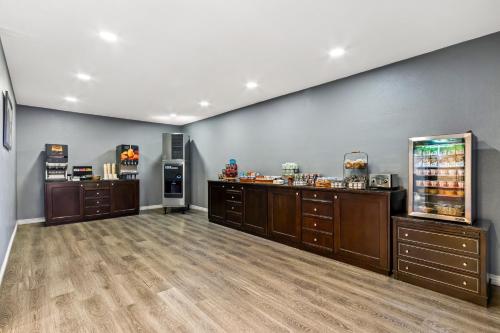 een grote kamer met een drankenbar en een koelkast bij Red Roof Inn Ridgecrest in Ridgecrest