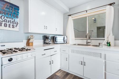 Η κουζίνα ή μικρή κουζίνα στο Amazing beachfront condo with deck, patio, & balcony