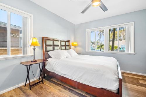 En eller flere senge i et værelse på 3009 Ocean St B Gorgeous beach retreat with deck & patio - great location