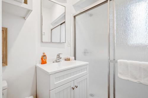 Et badeværelse på 3009 Ocean St B Gorgeous beach retreat with deck & patio - great location