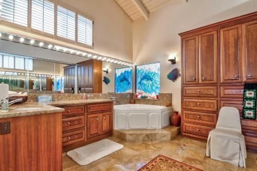 Η κουζίνα ή μικρή κουζίνα στο Luxury Oceanfront Condo - Upper: Sunset Views, Balcony & Firepit