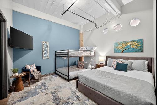 Ένα ή περισσότερα κρεβάτια σε δωμάτιο στο Designer Loft 412 Sleeps 8 Dt Free Parking
