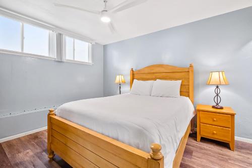 Ένα ή περισσότερα κρεβάτια σε δωμάτιο στο 3009 Ocean St D Beautiful beachfront condo with deck