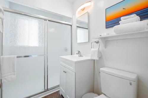 Ένα μπάνιο στο 3009 Ocean St D Beautiful beachfront condo with deck