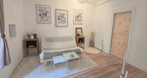 a living room with a couch and a table at L'Hirondelle in Airvault