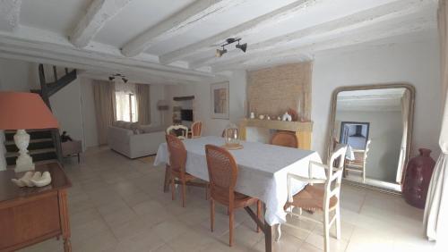 a dining room with a white table and chairs at L'Hirondelle in Airvault
