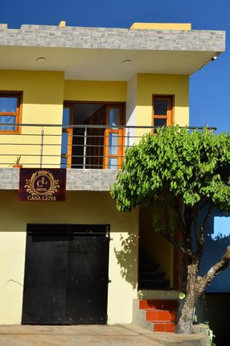 un edificio con una porta nera e un albero di fronte di Hotel CASA LENA a Santa Cruz de Mompox