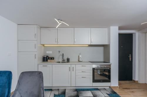 Una cocina o cocineta en Monte Bay Apartments