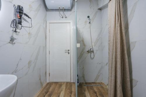 Un baño de Monte Bay Apartments