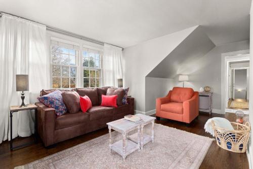Χώρος καθιστικού στο Cottage Charm - Private Rooftop Deck