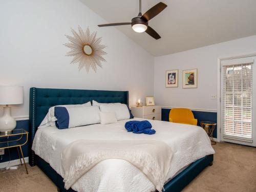 Ένα ή περισσότερα κρεβάτια σε δωμάτιο στο Pet Friendly - Convenient Location