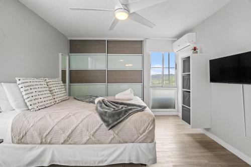 Ένα ή περισσότερα κρεβάτια σε δωμάτιο στο Waterfront Property Balcony Marina Shared Pool
