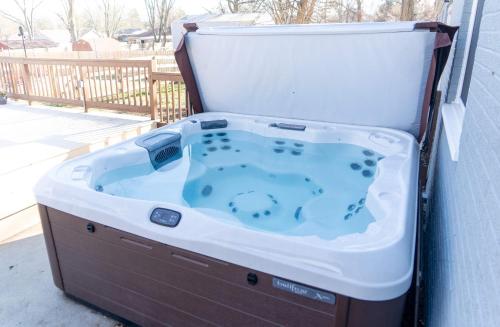 a hot tub sitting on the side of a building at Mason Marvel Luxe Stay with Pool and Hot Tub in Mason