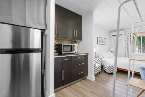 Kuchyň nebo kuchyňský kout v ubytování Chic City Retreat 87