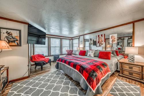 Postel nebo postele na pokoji v ubytování Walk to Downtown Ruidoso Cozy Wooded Retreat