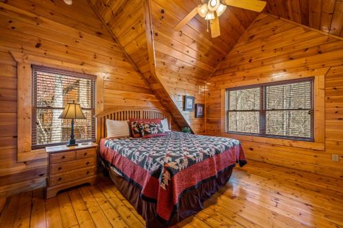 een slaapkamer met een bed in een blokhut bij Blackjack Holiday home in Gatlinburg