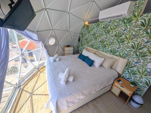 una camera da letto in una cupola con un letto al suo interno di Beachfront DOME with Oceanview & Sunrise - Near Ferry a Cancún