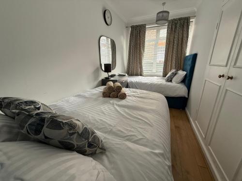two twin beds in a room with two at Self-catering Apartment in the Heart of London Victoria in London