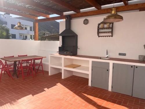 ロダルキラルにあるCasa Finaのテーブルとコンロのあるキッチン