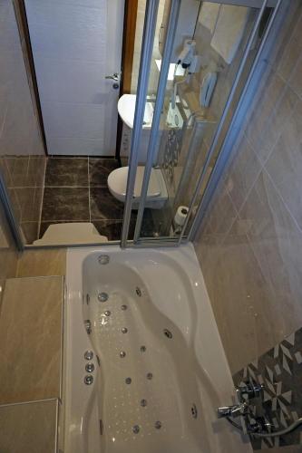 Bilik mandi di Aqua Boss Hotel