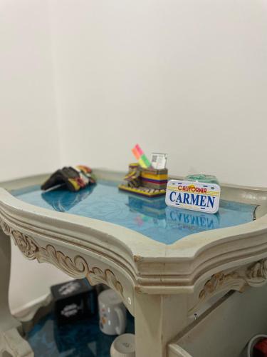 a white table with a container of canavan sylvania on it at Tercer Cielo en Flamingo in Barranquilla