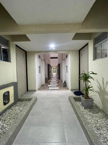 an empty hallway of a building with a plant at Tercer Cielo en Flamingo in Barranquilla