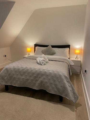a bedroom with a bed with a stuffed animal on it at Modern Stay - Walk to Everything 6 in Ipswich