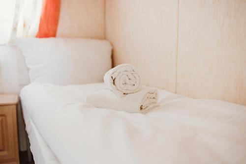 a pile of towels sitting on top of a bed at Villa Hexengericht in Thale