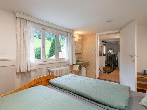 ein Schlafzimmer mit zwei Betten und einem Fenster in der Unterkunft Bühelhus in Dalaas
