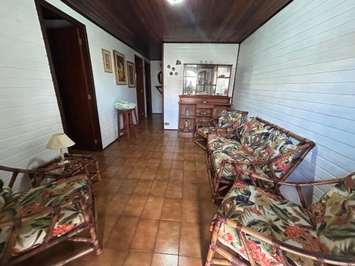a hallway with couches in a room with at Casa de Madeira Aconchego - Ótima localização in Águas de Lindóia