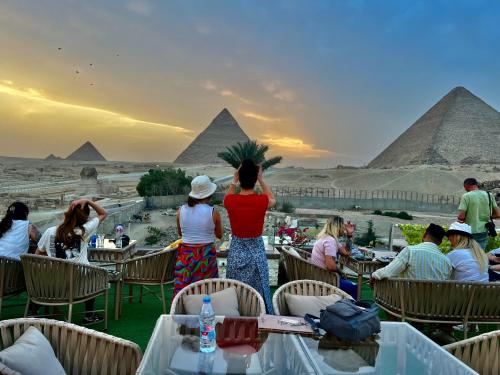 Seven Pyramids View Inn - Rooftop Breakfast