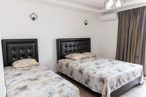 Dos camas una al lado de la otra en un dormitorio. en Apartments Ceka, en Ulcinj