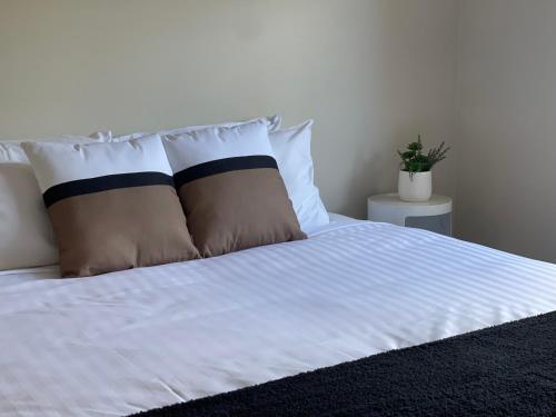 Una cama o camas en una habitación de Glen’s Everyday Stay