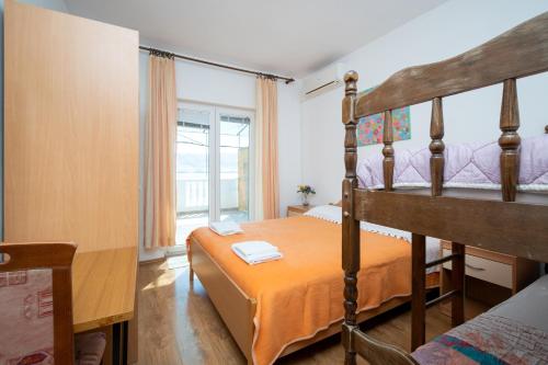 Postel nebo postele na pokoji v ubytování Apartments by the sea Metajna, Pag - 6395