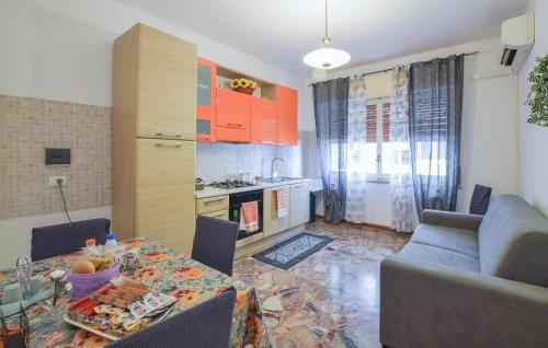ein Wohnzimmer mit Tisch und Küche in der Unterkunft 1 Bedroom Stunning Apartment In Reggio Calabria in Reggio di Calabria