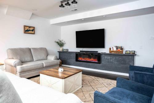 Una sala de estar con chimenea y televisión. en The Greystone - Stay for 12, en Lake Geneva