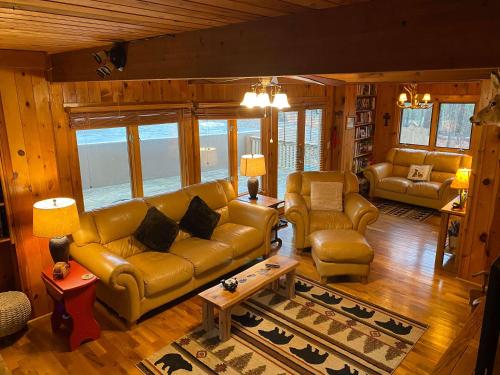 ジャスパーにあるGated Golf & Lake community - North GA Mountainsのリビングルーム(革張りのソファ、椅子付)