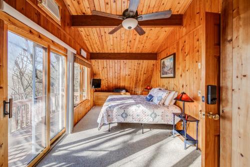 ジャスパーにあるGated Golf & Lake community - North GA Mountainsのベッドと天井扇風機のある寝室