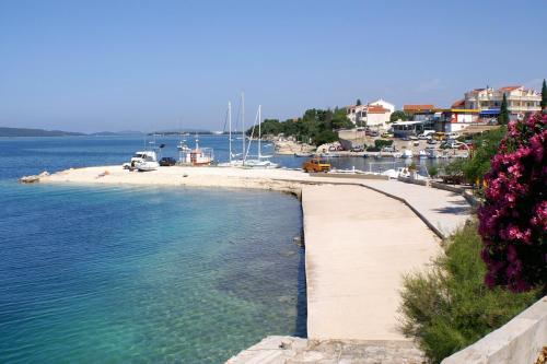 Apartments with parking space Krapanj, Sibenik - 24787